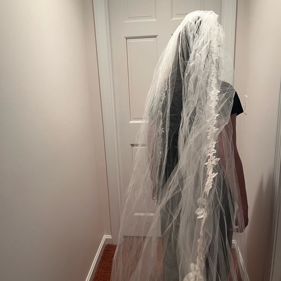Exquisite silk cathedral length bridal veil. 30’ long. New. - Picture 8 of 9